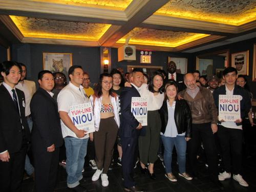 中國(guó)僑網(wǎng)紐約州華裔眾議員牛毓琳(前排右四)3日舉行競(jìng)選連任誓師大會(huì)。 (美國(guó)《世界日?qǐng)?bào)》/顏嘉瑩 攝)