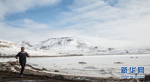 中國(guó)僑網(wǎng)2018年5月,朱海濤武官在加拿大北極地區(qū)北極灣完成個(gè)人馬拉松。新華網(wǎng)發(fā) 大衛(wèi)·金攝