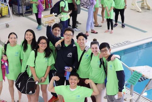 中國(guó)僑網(wǎng)17歲的華裔少年王一皓(中間黑色衣服),在2017至2018賽季紐約市公園局游泳大賽上獲得第一名。(美國(guó)《世界日?qǐng)?bào)》/王一皓提供)