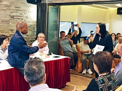 中國僑網(wǎng)同源會(huì)陳慧華以理力爭向區(qū)長進(jìn)言。(圖片來源:美國《星島日?qǐng)?bào)》)