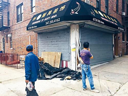 中國僑網(wǎng)(案發(fā)地引路人圍觀。美國《星島日報》/張之銘 攝)