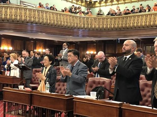 中國(guó)僑網(wǎng)顧雅明(右二)7日在市議會(huì)例會(huì)介紹兩條改善行人品質(zhì)的提案。(美國(guó)《世界日?qǐng)?bào)》檔案照)