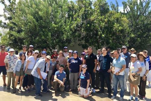 中國(guó)僑網(wǎng)美國(guó)加州民主黨組織支持者在橙縣集會(huì)造勢(shì)。(美國(guó)《世界日?qǐng)?bào)》/李天然供圖)