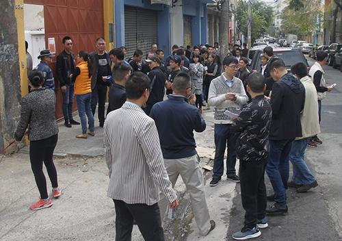 中國(guó)僑網(wǎng)十點(diǎn)鐘近百人的隊(duì)伍越排越長(zhǎng)(巴西南美僑報(bào)網(wǎng))