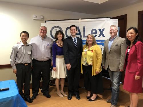 中國僑網(wǎng)萊克星萊克星頓華裔聯(lián)盟副主席許后澤(左一)和亞裔公平權(quán)益組織董事何健(右一)與五位參選人合影。(美國《世界日?qǐng)?bào)》/劉晨懿之 攝)