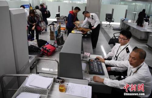 中國(guó)僑網(wǎng)資料圖:圖為福州海關(guān)隸屬長(zhǎng)樂(lè)機(jī)場(chǎng)海關(guān)關(guān)員對(duì)入境旅客實(shí)施過(guò)機(jī)查驗(yàn)。 中新社記者 張斌 攝