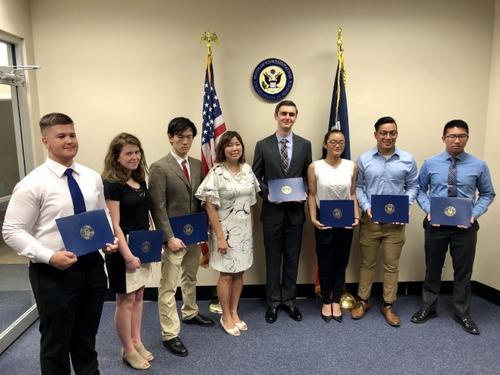 中國僑網(wǎng)美國華裔國會眾議員孟昭文(左四)向獲軍校錄取的學(xué)生頒發(fā)國會證書。(美國《世界日報》/朱蕾 攝)