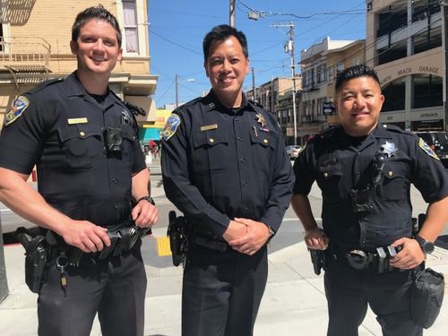 中國僑網(wǎng)中央分局長葉培恩(中)介紹新加入舊金山華埠巡邏的一組警員麥健斯(左)及馬健明(右)。(美國《世界日報》/李秀蘭 攝)