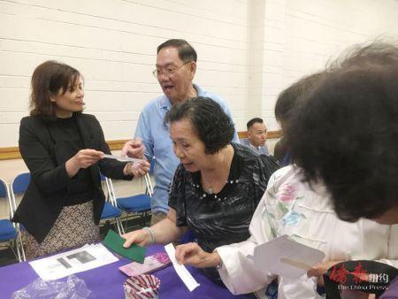 中國僑網(wǎng)耆老踴躍參與認(rèn)識家暴趣味游戲。(美國《僑報》/張晶 攝)