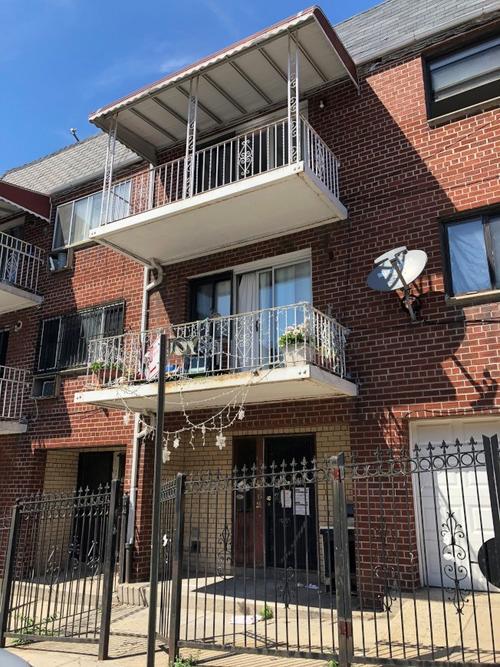 中國僑網(wǎng)這棟兩家庭房屋非法改建成六家庭房屋,華裔房東被罰款。 (美國《世界日報》/朱蕾 攝)