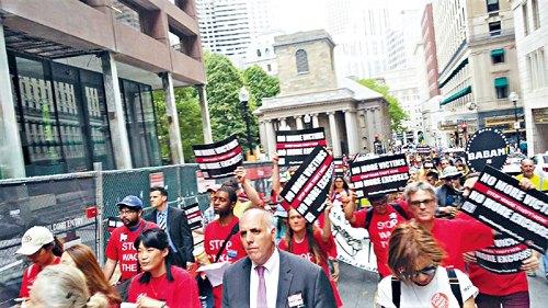 中國僑網(wǎng)游行示威隊伍。(圖片來源:美國《星島日報》)