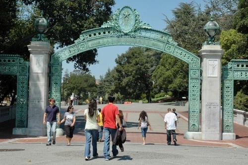 中國(guó)僑網(wǎng)SAT入學(xué)考試成績(jī)是美國(guó)華裔生邁入柏克萊加大的階梯。(美國(guó)《世界日?qǐng)?bào)》/丁曙 攝)