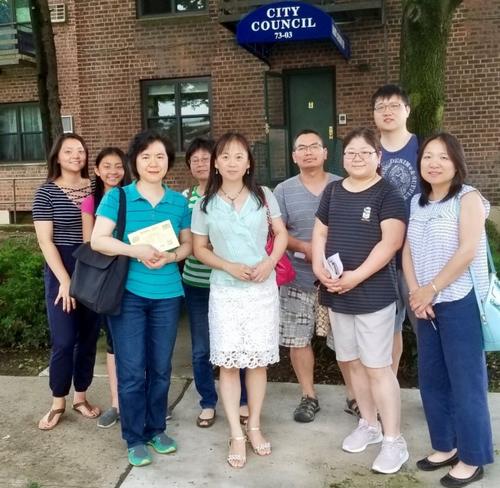 中國僑網(wǎng)華裔家長準備拜訪郭登祺辦公室。(美國《世界日報》/朱蕾 攝)