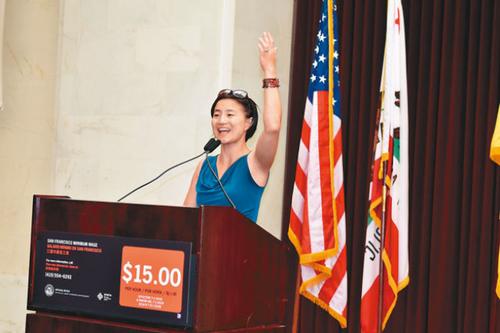 中國僑網(wǎng)華人進步會資深小區(qū)組織員劉茂琦鼓勵勞工勇敢發(fā)聲爭取權(quán)益。(美國《世界日報》/黃少華 攝)