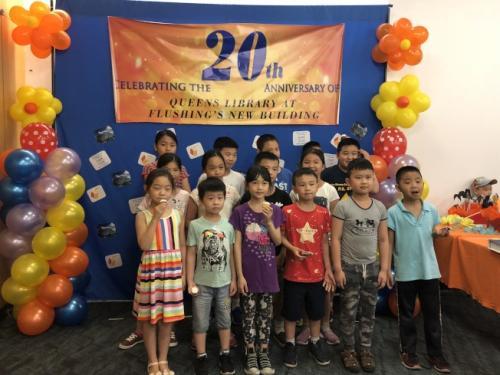 中國(guó)僑網(wǎng)社區(qū)小朋友為法拉盛圖書(shū)館慶生。(美國(guó)《世界日?qǐng)?bào)》/陳小寧 攝)