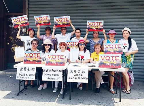 中國(guó)僑網(wǎng)選民登記現(xiàn)場(chǎng)。(美國(guó)《星島日?qǐng)?bào)》)