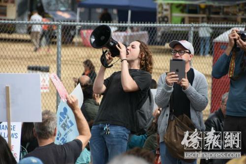 中國僑網(wǎng)美國“讓家人在一起”大游行組織人吶喊。(美國《僑報》/聶達 攝)