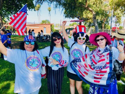 中國僑網(wǎng)華人居民們穿戴有著美國獨立日節(jié)日氣氛的服裝飾物,興高采烈參加社區(qū)游行活動。(美國僑報網(wǎng)/翁羽 攝)