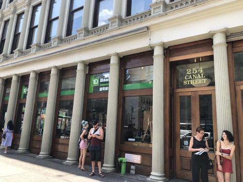 中國僑網(wǎng)遭搶劫銀行。(美國《世界日?qǐng)?bào)》/金春香 攝)