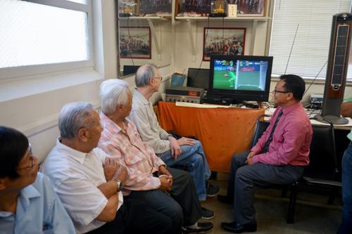 中國(guó)僑網(wǎng)不想錯(cuò)過(guò)精彩賽事。華人球迷利用社團(tuán)活動(dòng)間隙看球。(美國(guó)《世界日?qǐng)?bào)》/陳開 攝)