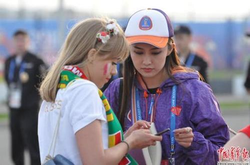 中國僑網(wǎng)志愿者徐琛為觀眾服務。中國青年報·中青在線特派記者 梁璇/攝