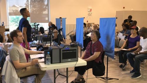 中國僑網(wǎng)華咨處聯(lián)合市府為華埠居民免費辦理市民卡。(美國《世界日報》/董宇 攝)