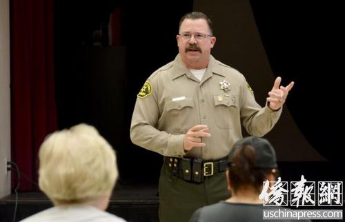 中國僑網(wǎng)洛杉磯縣警局警官在介紹情況。(美國僑報(bào)網(wǎng)/夏嘉 攝)