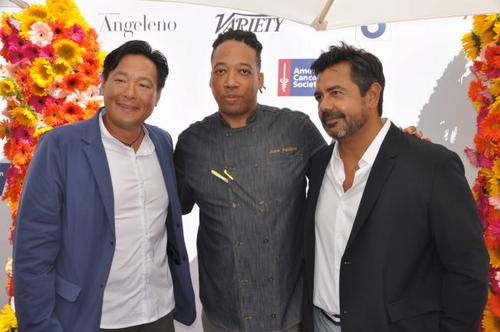 中國僑網(wǎng)蔡明昊(左一)和另外兩位知名主廚參加美國癌癥協(xié)會活動。(美國《世界日報》/張?jiān)?攝)