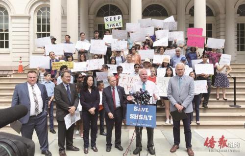 中國(guó)僑網(wǎng)紐約州參議員艾維樂(lè)(Tony Avella)等以及來(lái)自紐約同源會(huì)和教育聯(lián)盟等社區(qū)機(jī)構(gòu)代表31日在市府樓前集會(huì)。(紐約《僑報(bào)》/管黎明 攝)