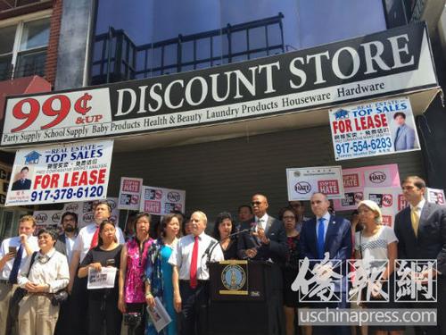 中國僑網(wǎng)紐約布魯克林區(qū)長亞當斯和民選官員及華裔民眾6日集會譴責辱華涂鴉。(美國《僑報》/崔國萁 攝)