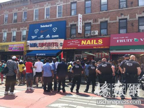 中國僑網(wǎng)6日,大批美國非裔民眾聚在“新紅蘋果”華人指甲店門前示威。 (美國《僑報》/崔國萁 攝)