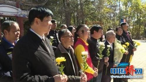 中國(guó)僑網(wǎng)圖為梁有成生前參加梁金山銅像落成典禮 鐘欣 攝