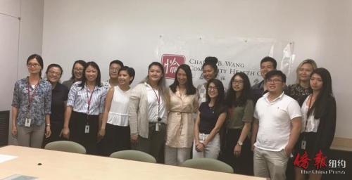 中國(guó)僑網(wǎng)牛毓琳與王嘉廉社區(qū)醫(yī)療中心亞裔醫(yī)務(wù)人才培訓(xùn)計(jì)劃成員探討亞裔健康問題。(紐約《僑報(bào)》/張晶 攝)