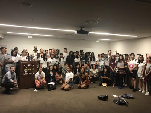 中國(guó)僑網(wǎng)第12屆“防止仇恨犯罪藝術(shù)展”9日在華埠美國(guó)華人博物館開幕。(美國(guó)《世界日?qǐng)?bào)》/和釗宇 攝)