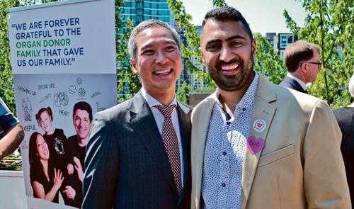 中國僑網(wǎng)貝恩斯(Marc Bains)與張偉中。