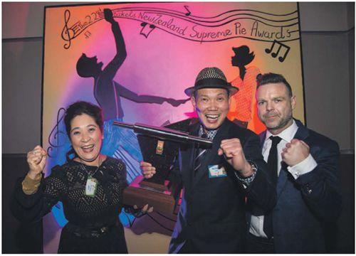 中國僑網(wǎng)獲得大獎的“新西蘭派王”夫妻(左起二人)(新西蘭《中文先驅(qū)報》)