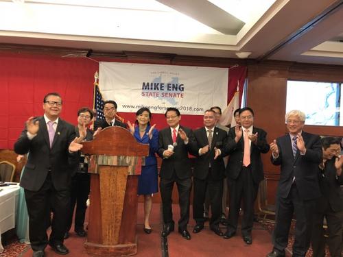 中國僑網(wǎng)美國南加州多位華人政府官員以及僑團(tuán)代表出席了伍國慶(左五)的造勢活動。(美國《世界日報》/王若然 攝)