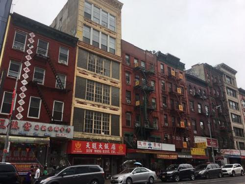 中國僑網(wǎng)紐約曼哈頓華埠市警五分局警佐葉家杰提醒民眾,開窗通風(fēng)時(shí)要注意防范入室盜竊。(美國《世界日報(bào)》/張?bào)?攝)