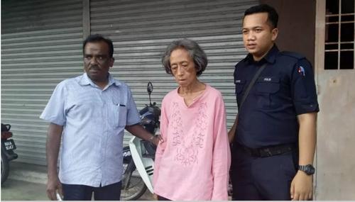 中國(guó)僑網(wǎng)湯姆斯(中)同時(shí)準(zhǔn)備將該名男子(右)帶往收留中心。(圖片來(lái)源:星洲日?qǐng)?bào))