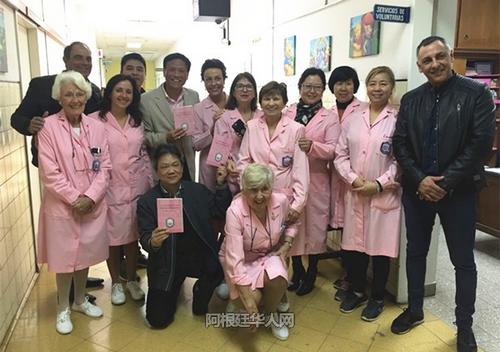 中國僑網(wǎng)袁建平夫婦帶來的慰問品有早產(chǎn)嬰兒的衣服。(阿根廷華人網(wǎng)/洪崇仁 攝)