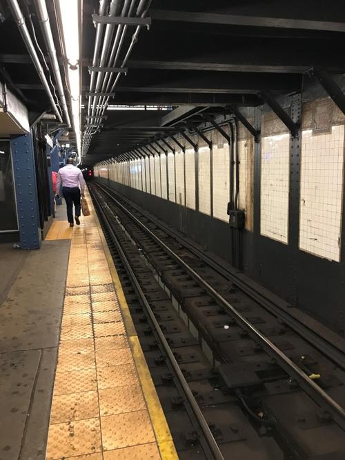 中國僑網(wǎng)紐約華裔嫌犯在地鐵里騎自行車,并攻擊警員。(美國《世界日?qǐng)?bào)》/朱蕾 攝)