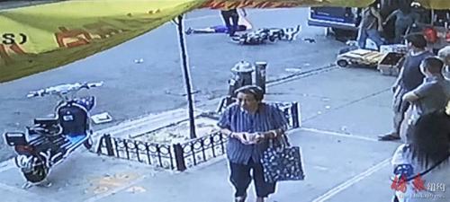 中國(guó)僑網(wǎng)八大道暴雨車禍監(jiān)控錄像曝光。(紐約《僑報(bào)》)