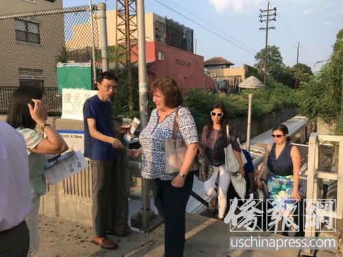 中國僑網(wǎng)紐約華裔居民聯(lián)盟成員在貝賽火車站進行選民登記。(美國《僑報》/王伊琳 攝)