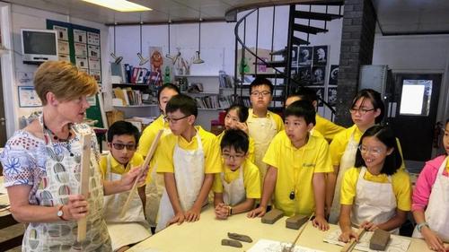 中國(guó)僑網(wǎng)中國(guó)學(xué)生到劍橋進(jìn)行為期兩周的學(xué)習(xí)。(新加坡《南華早報(bào)》)