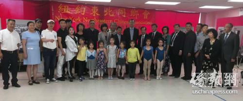 中國僑網紀念“九一八事變”圖片展嘉賓合影。(美國《僑報》/張晶 攝)