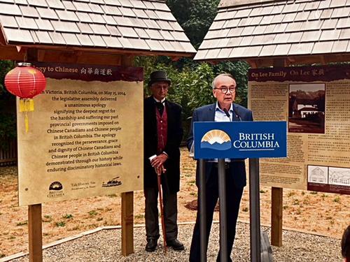 中國僑網(wǎng)周烱華(右)在揭幕儀式上講話,左右兩側(cè)是揭幕的華工特別紀(jì)念牌。(加拿大《星島日報》)