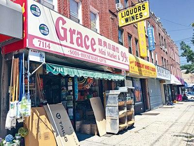 中國(guó)僑網(wǎng)紐約布魯克林福特哈密爾頓公園大道交71街附近的華裔商家對(duì)當(dāng)?shù)刂伟采畋頁(yè)?dān)憂。(美國(guó)《星島日?qǐng)?bào)》/張之銘 攝)