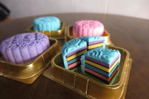 中國僑網(wǎng)千層糕冰皮月餅的外形和一般冰皮月餅無異,只是內(nèi)陷用千層糕取代。(馬來西亞《星洲日報》)