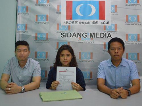 中國僑網莫淑評(中)在許殷瑜(左)及陳俊廣陪同下,在記者會上宣布被國大錄取的好消息。(馬來西亞《中國報》)