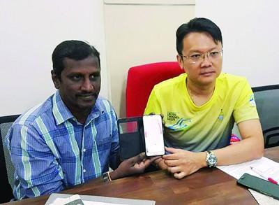 中國僑網(wǎng)拉威德仁在楊順興陪同下應(yīng)法庭指示召開記者會。(馬來西亞光華網(wǎng))